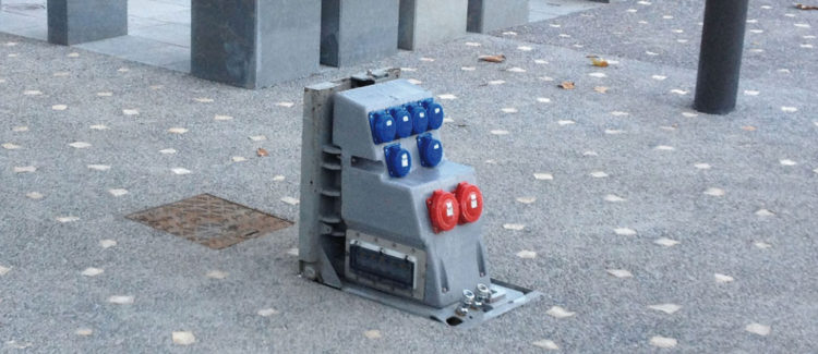 Foto de una arqueta escamoteable de suministro de energía